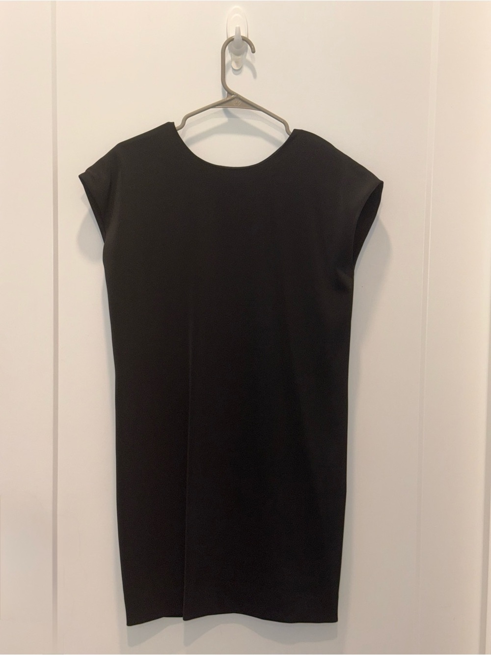 Black Women's Cap-Sleeve Shift Dress V necked back